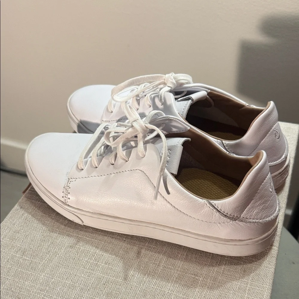OluKai Pehuea Lī ‘Ili Women's White Leather Sneakers 8.5‎ like new